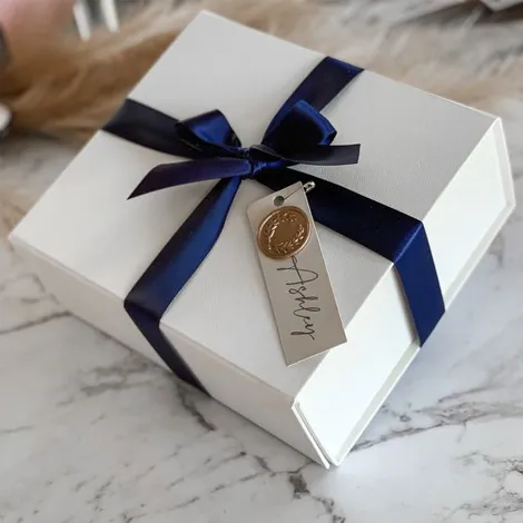 white gift boxes 